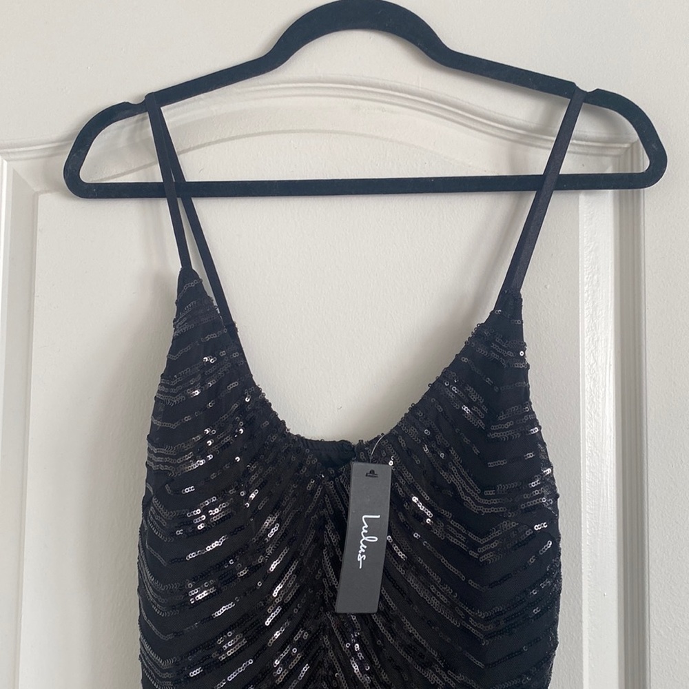beautiful black fitted dress. Perfect for NYE